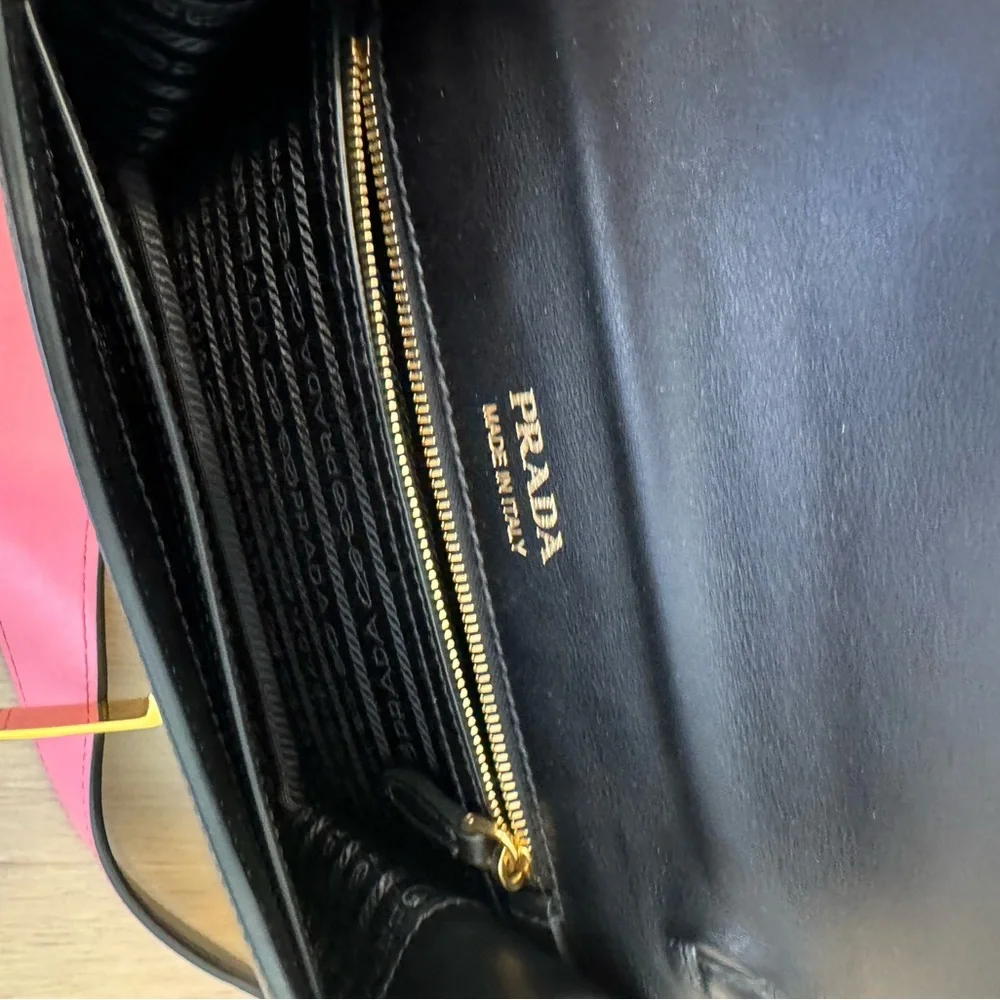Prada Handbag / Clutch Multiple Use Like New Condition 💯 Authentic - Picture 3 of 6